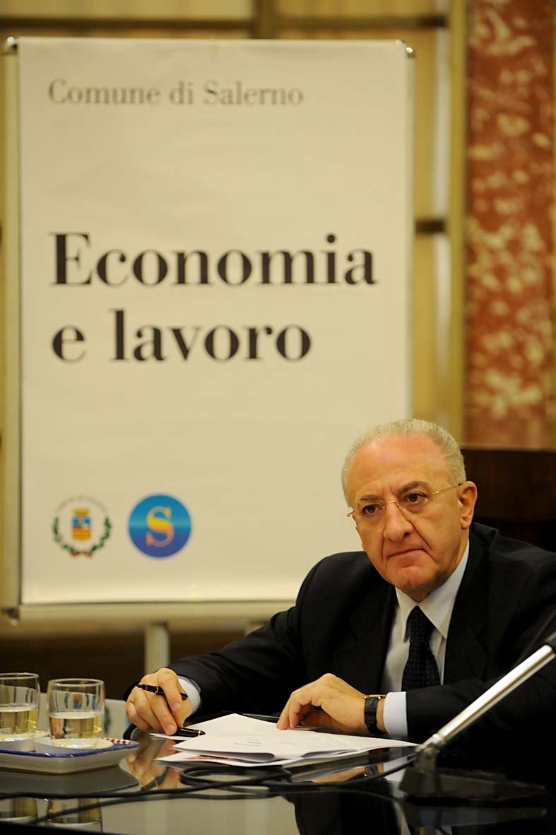   Il Sindaco Vincenzo De Luca stila un primo bilancio su Luci d'Artista 2011. Palazzo di Citta', 3 dicembre 2011.
