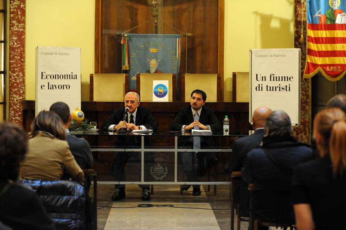   Il Sindaco Vincenzo De Luca stila un primo bilancio su Luci d'Artista 2011. Palazzo di Citta', 3 dicembre 2011.
