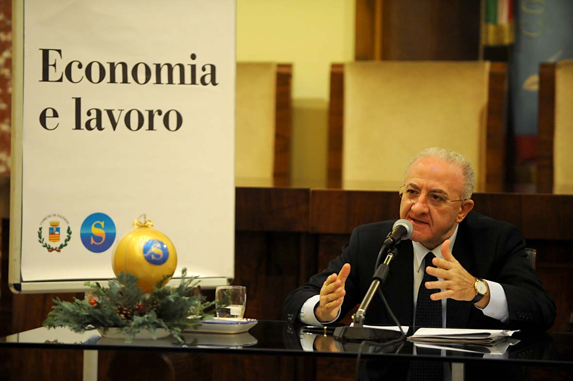   Il Sindaco Vincenzo De Luca stila un primo bilancio su Luci d'Artista 2011. Palazzo di Citta', 3 dicembre 2011.
