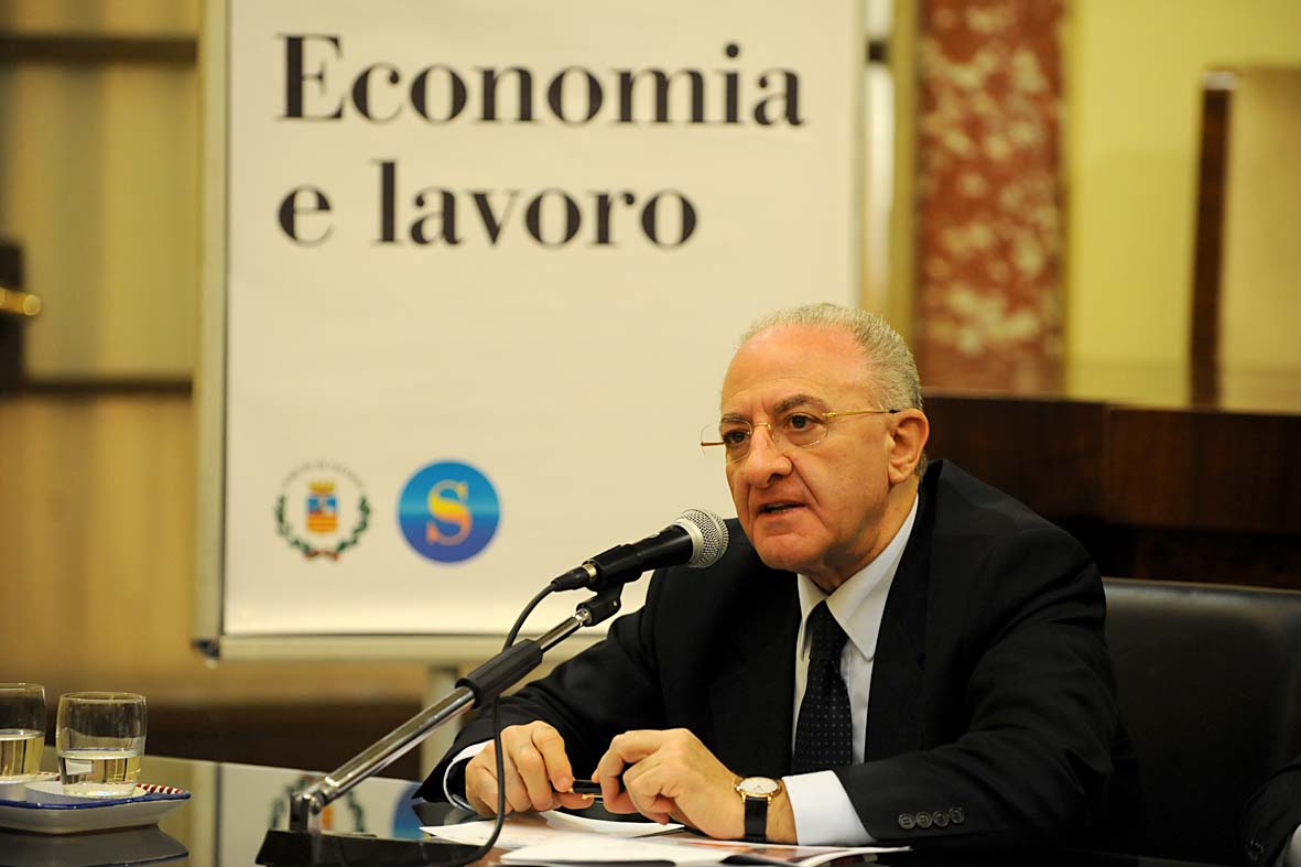   Il Sindaco Vincenzo De Luca stila un primo bilancio su Luci d'Artista 2011. Palazzo di Citta', 3 dicembre 2011.
