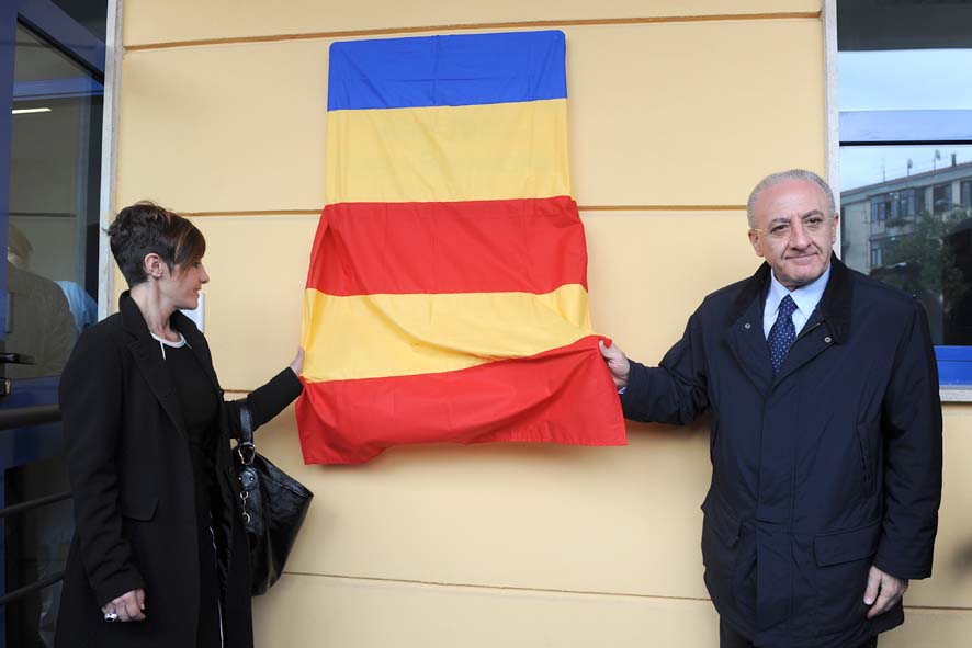   Intitolazione Asilo in via Martiri Ungheresi a "Teresa Buonocore" con il Sindaco De Luca e Pina Buonocore. Salerno, 10 novembre 2010
