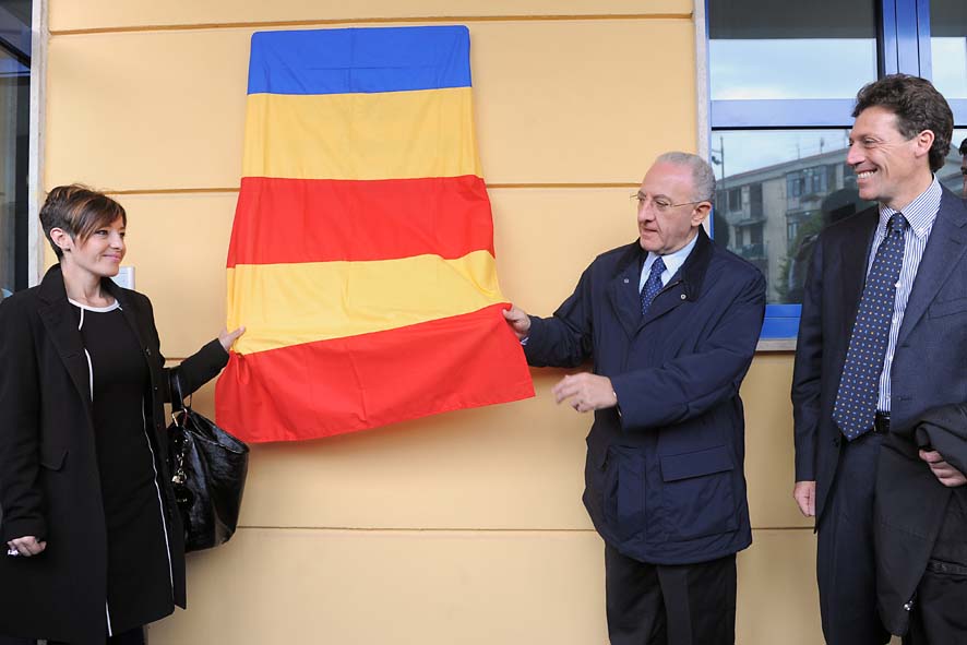   Intitolazione Asilo in via Martiri Ungheresi a "Teresa Buonocore" con il Sindaco De Luca e Pina Buonocore. Salerno, 10 novembre 2010
