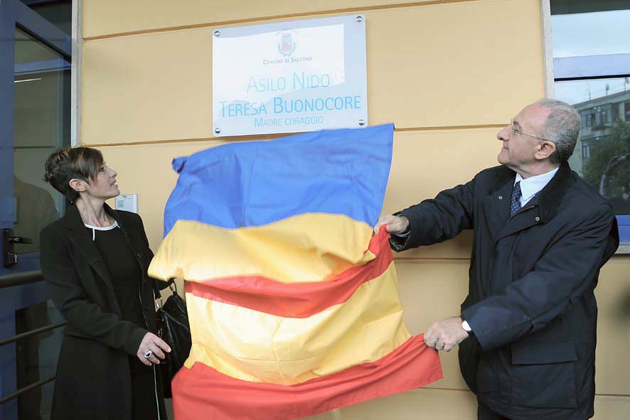   Intitolazione Asilo in via Martiri Ungheresi a "Teresa Buonocore" con il Sindaco De Luca e Pina Buonocore. Salerno, 10 novembre 2010
