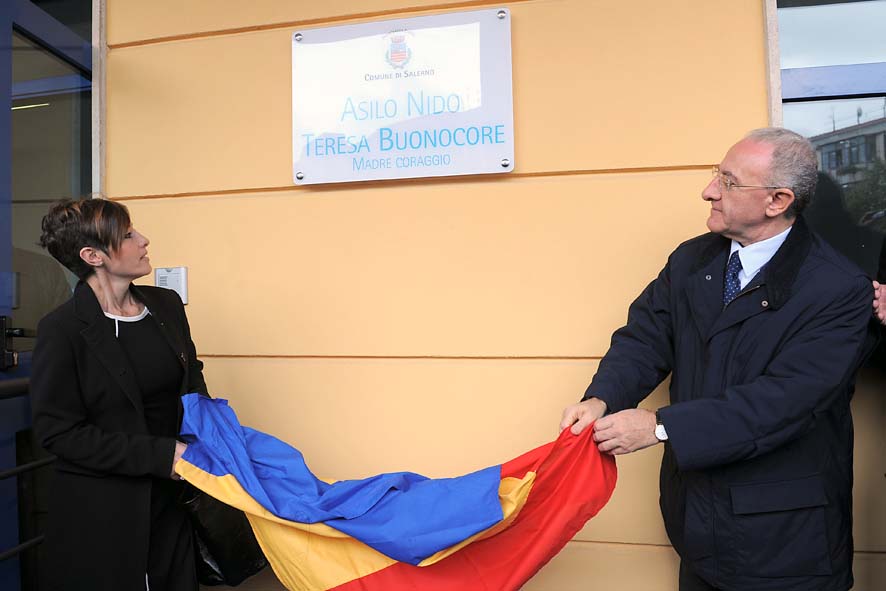   Intitolazione Asilo in via Martiri Ungheresi a "Teresa Buonocore" con il Sindaco De Luca e Pina Buonocore. Salerno, 10 novembre 2010
