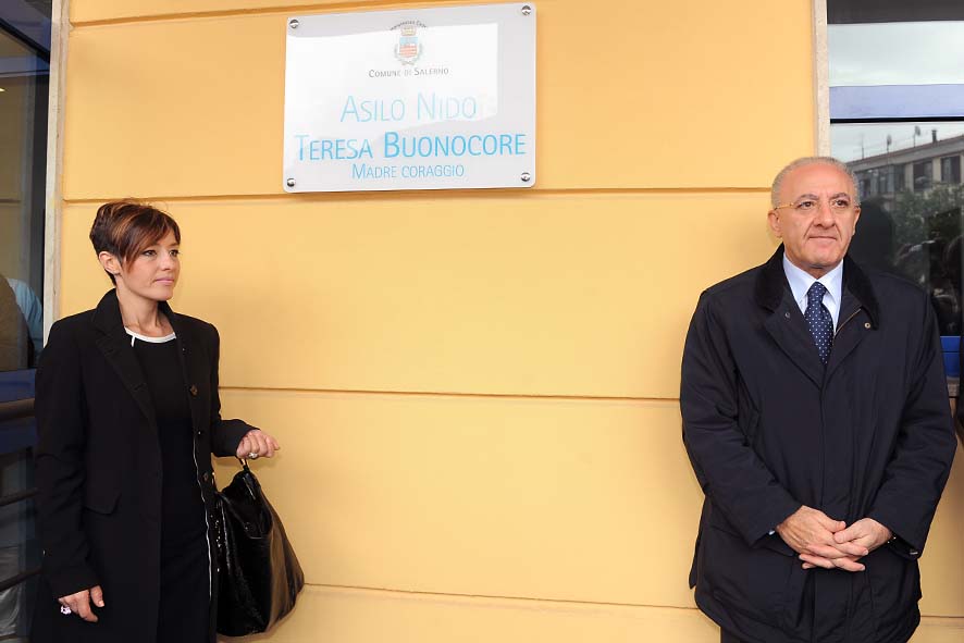   Intitolazione Asilo in via Martiri Ungheresi a "Teresa Buonocore" con il Sindaco De Luca e Pina Buonocore. Salerno, 10 novembre 2010
