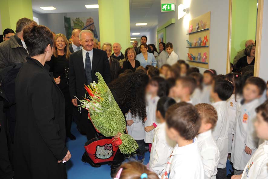   Intitolazione Asilo in via Martiri Ungheresi a "Teresa Buonocore" con il Sindaco De Luca e Pina Buonocore. Salerno, 10 novembre 2010

