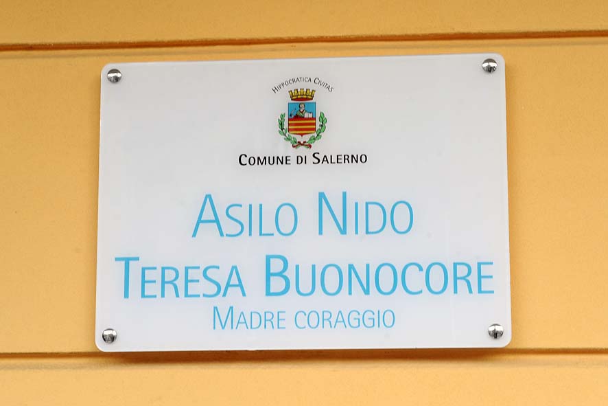   Intitolazione Asilo in via Martiri Ungheresi a "Teresa Buonocore" con il Sindaco De Luca e Pina Buonocore. Salerno, 10 novembre 2010
