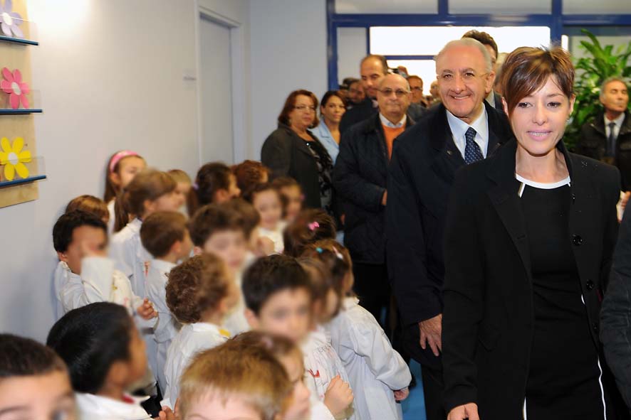   Intitolazione Asilo in via Martiri Ungheresi a "Teresa Buonocore" con il Sindaco De Luca e Pina Buonocore. Salerno, 10 novembre 2010

