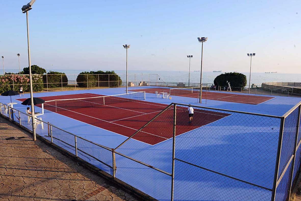   Il Sindaco De Luca inaugura i nuovi campi comunali di tennis 
