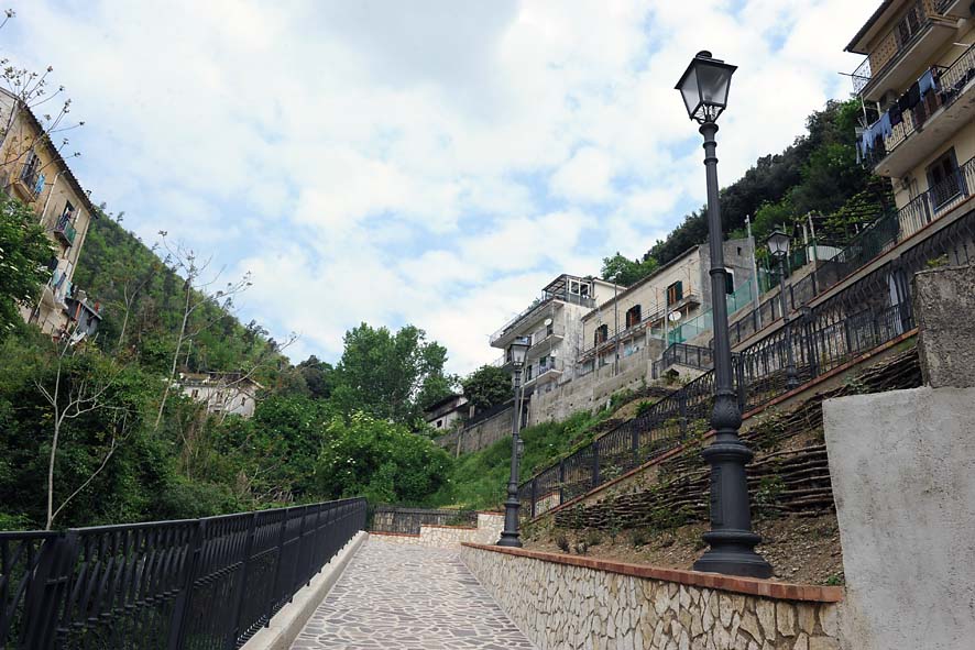   Al via ai lavori per la realizzazione di un nuovo impianto di pubblica illuminazione a Canalone, Salerno, 28 aprile 2011
