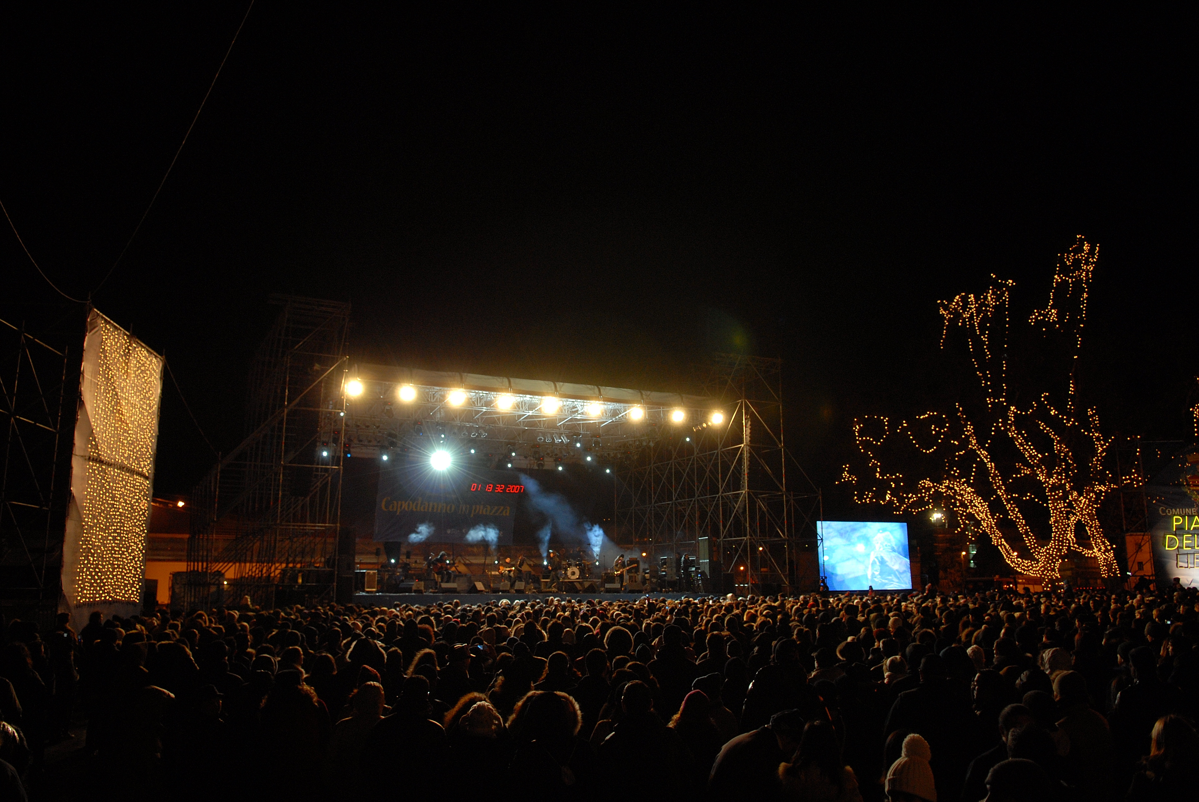   Capodanno 2008 in Piazza della Libert con gli Zero Assoluto e Daniele Silvestri. Brindisi con il Sindaco De Luca e Fuochi d'artificio
