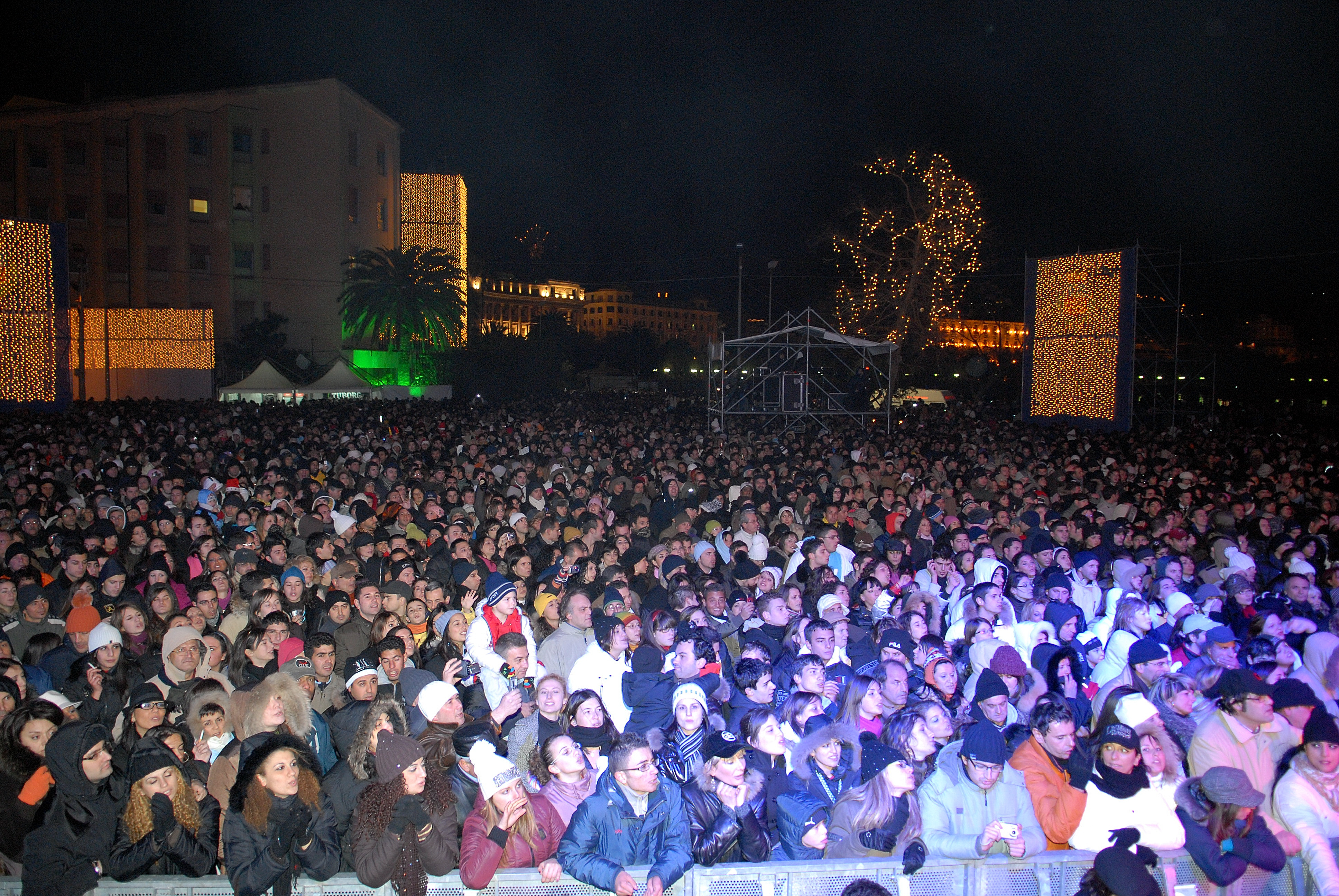   Capodanno 2008 in Piazza della Libert con gli Zero Assoluto e Daniele Silvestri. Brindisi con il Sindaco De Luca e Fuochi d'artificio
