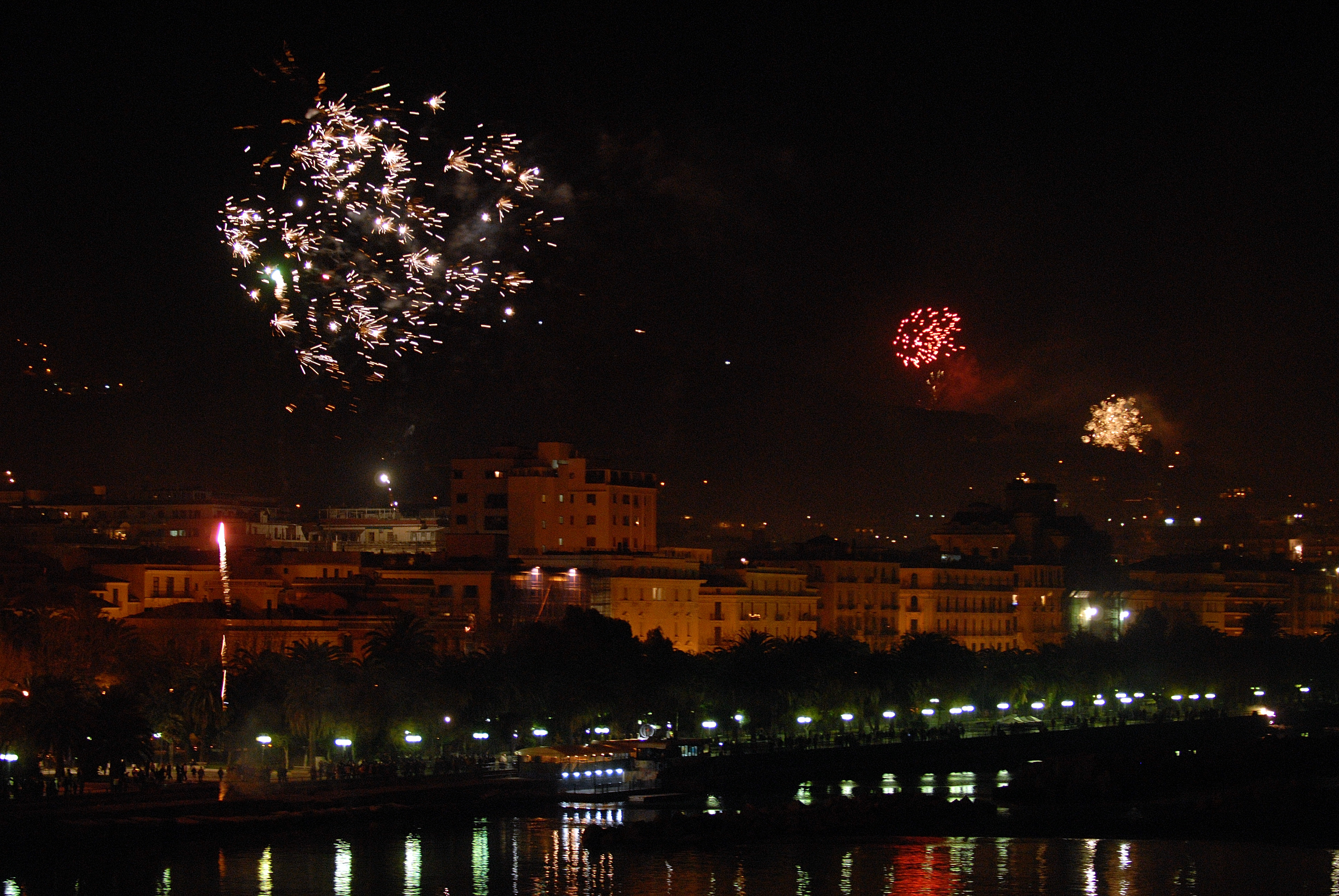   Capodanno 2008 in Piazza della Libert con gli Zero Assoluto e Daniele Silvestri. Brindisi con il Sindaco De Luca e Fuochi d'artificio
