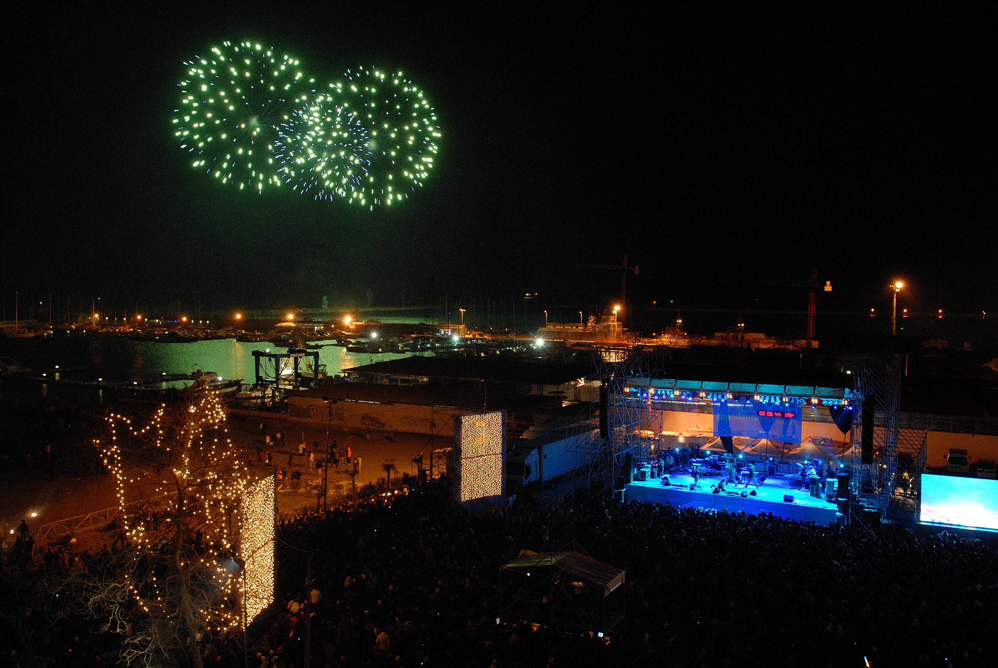   Capodanno 2008 in Piazza della Libert con gli Zero Assoluto e Daniele Silvestri. Brindisi con il Sindaco De Luca e Fuochi d'artificio
