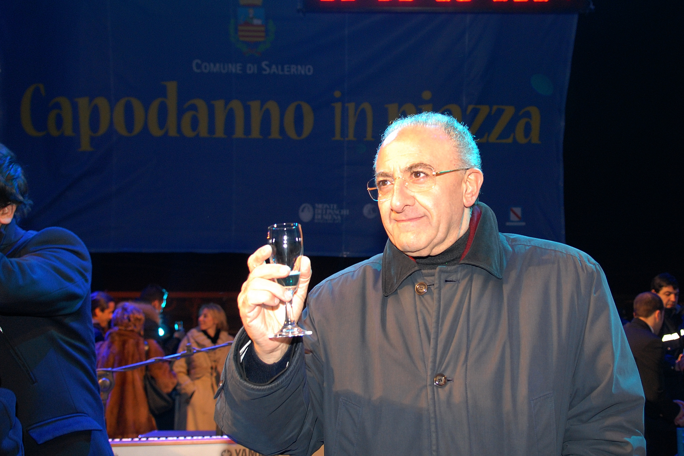   Capodanno 2008 in Piazza della Libert con gli Zero Assoluto e Daniele Silvestri. Brindisi con il Sindaco De Luca e Fuochi d'artificio
