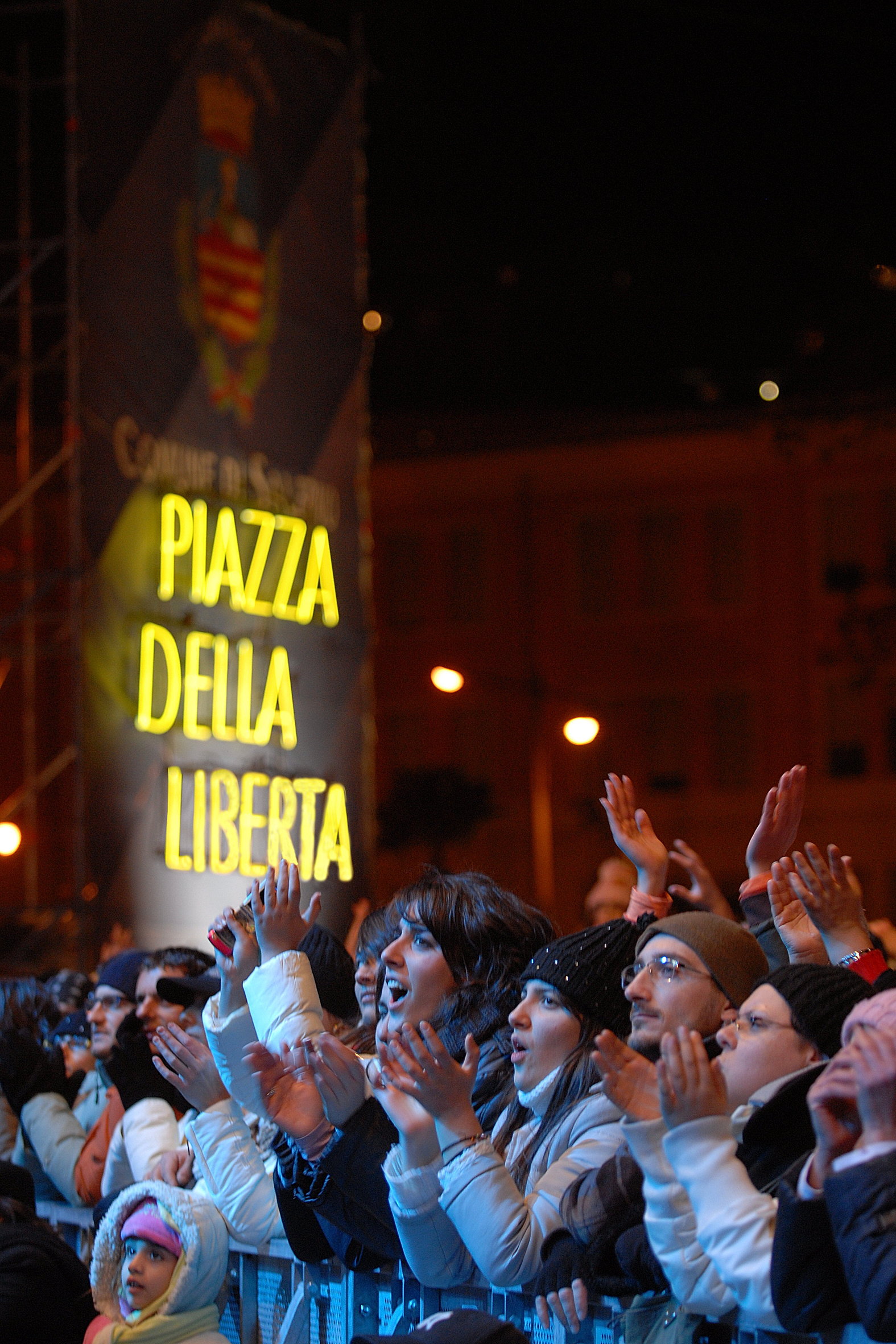   Capodanno 2008 in Piazza della Libert con gli Zero Assoluto e Daniele Silvestri. Brindisi con il Sindaco De Luca e Fuochi d'artificio
