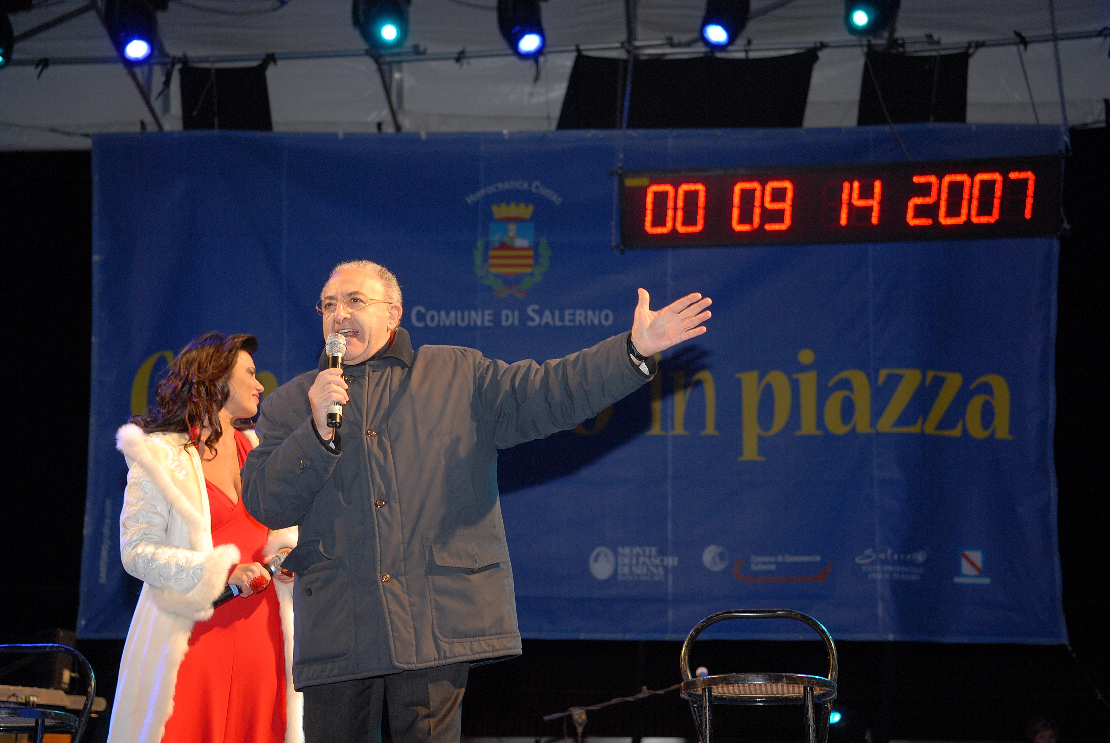   Capodanno 2008 in Piazza della Libert con gli Zero Assoluto e Daniele Silvestri. Brindisi con il Sindaco De Luca e Fuochi d'artificio
