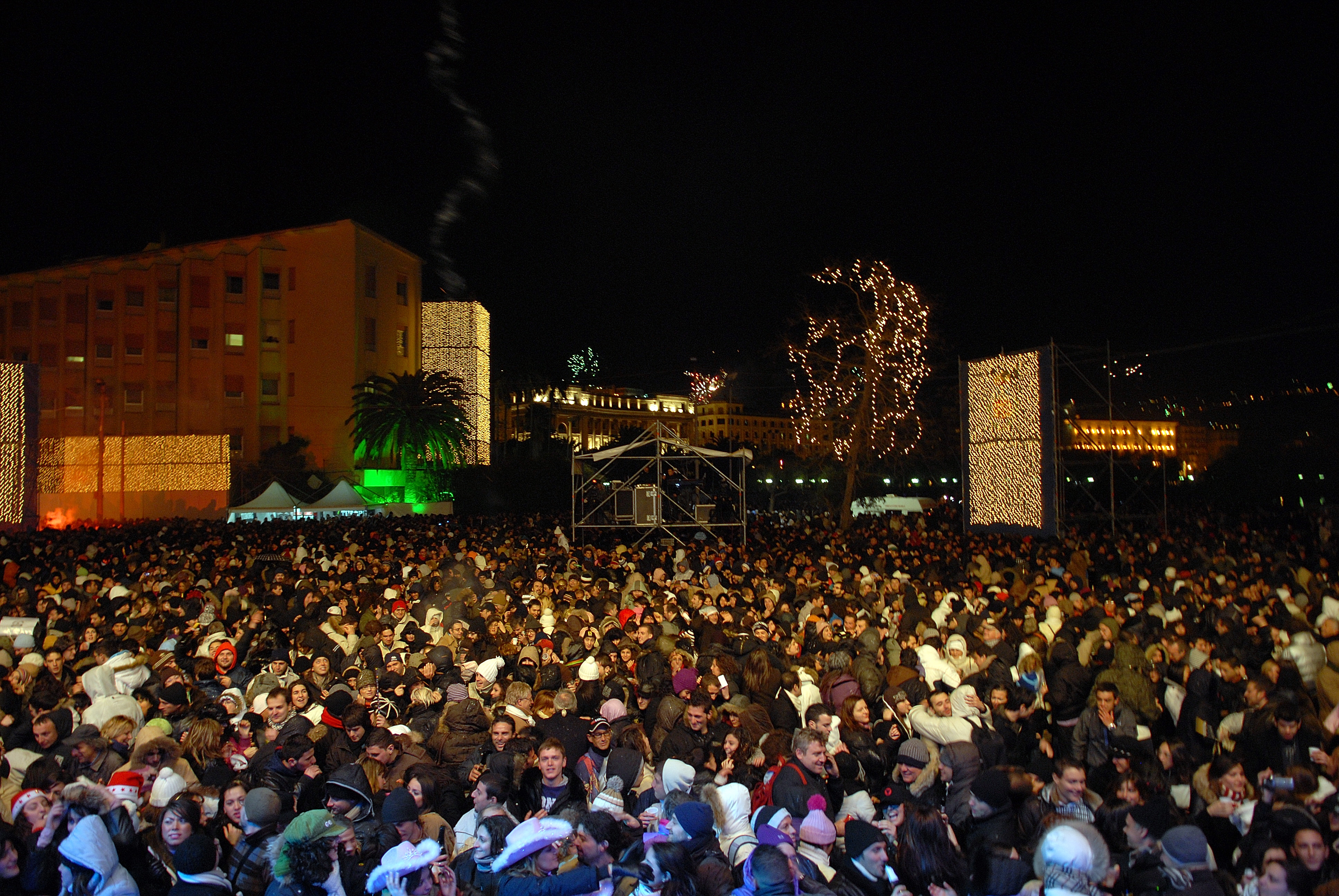   Capodanno 2008 in Piazza della Libert con gli Zero Assoluto e Daniele Silvestri. Brindisi con il Sindaco De Luca e Fuochi d'artificio
