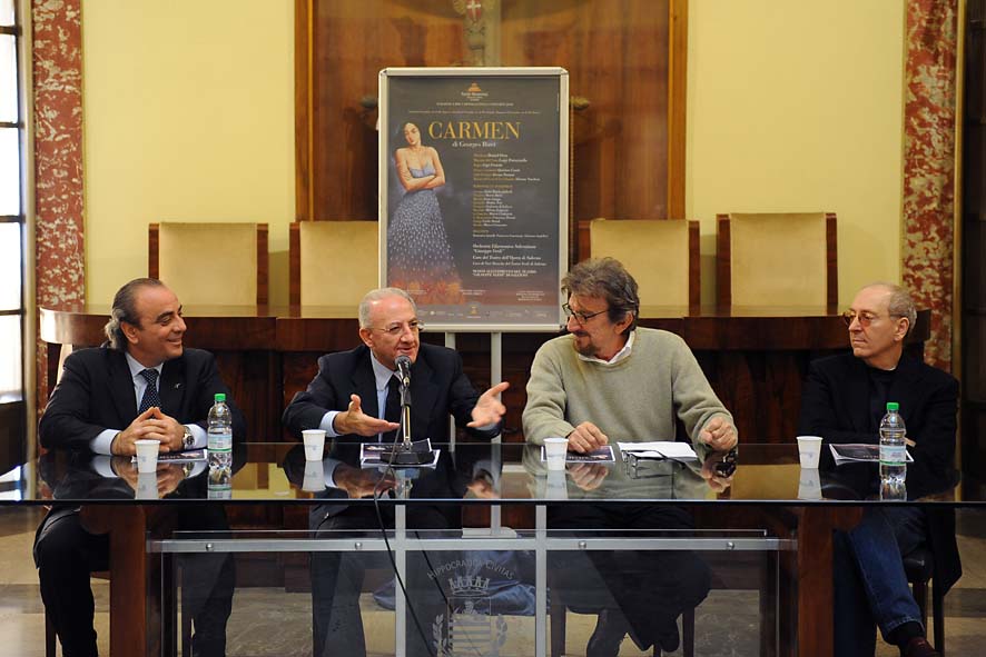   La Carmen di Bizet torna al Teatro Verdi con la regia di Proietti e la direzione del maestro Oren. La presentazione al Comune con il Sindaco De Luca. Salerno, 19 novembre 2010
