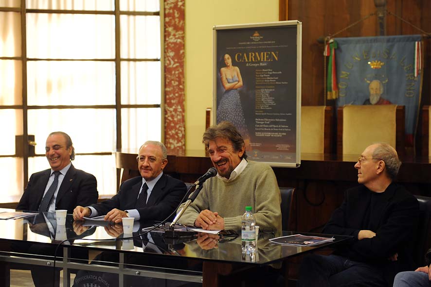   La Carmen di Bizet torna al Teatro Verdi con la regia di Proietti e la direzione del maestro Oren. La presentazione al Comune con il Sindaco De Luca. Salerno, 19 novembre 2010

