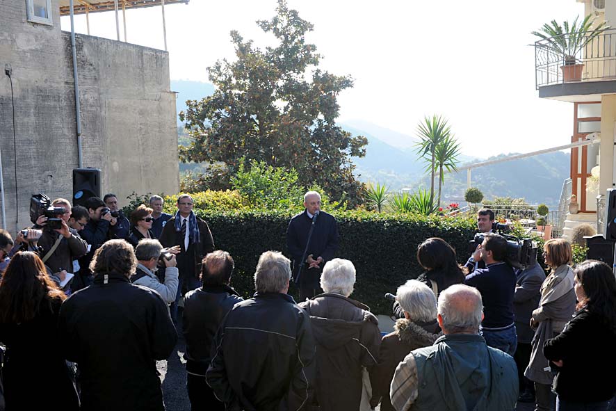   Il Sindaco De Luca ha inaugurato il nuovo impianto fognario a Giovi Casa Fasulo. Salerno, 24 novembre 2011.
