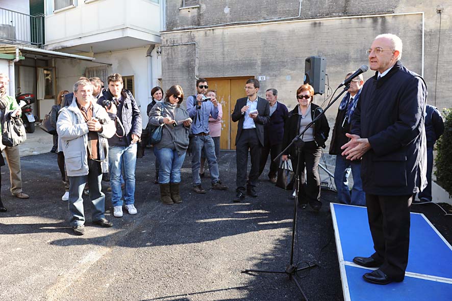  Il Sindaco De Luca ha inaugurato il nuovo impianto fognario a Giovi Casa Fasulo. Salerno, 24 novembre 2011.
