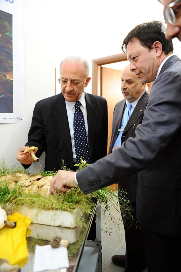   Il Sindaco De Luca ha inaugurato l'Ispettorato Micologico ASL. Centro Agroalimentare, 20 aprile 2011

