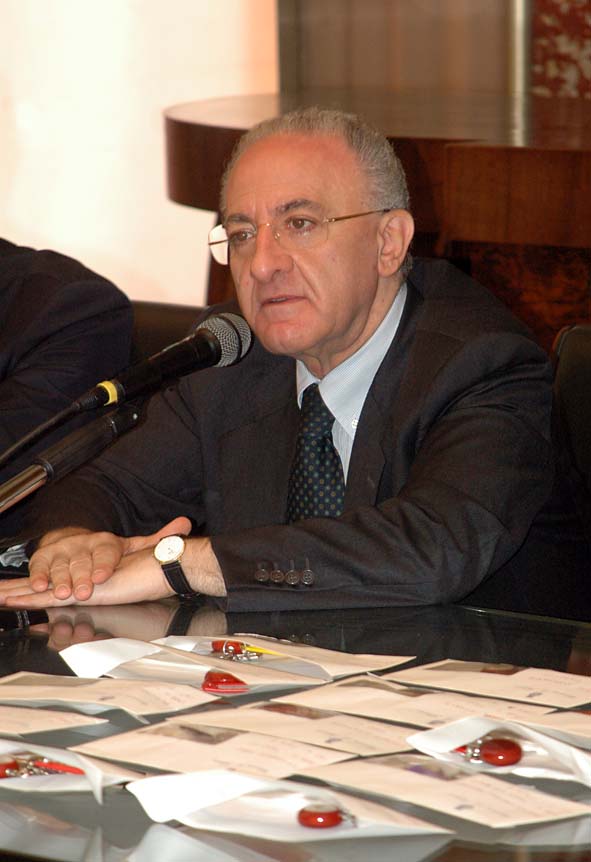   Il Sindaco De Luca consegna le chiavi di 26 alloggi agli assegnatari. Palazzo di Citta', 22 luglio 2009
