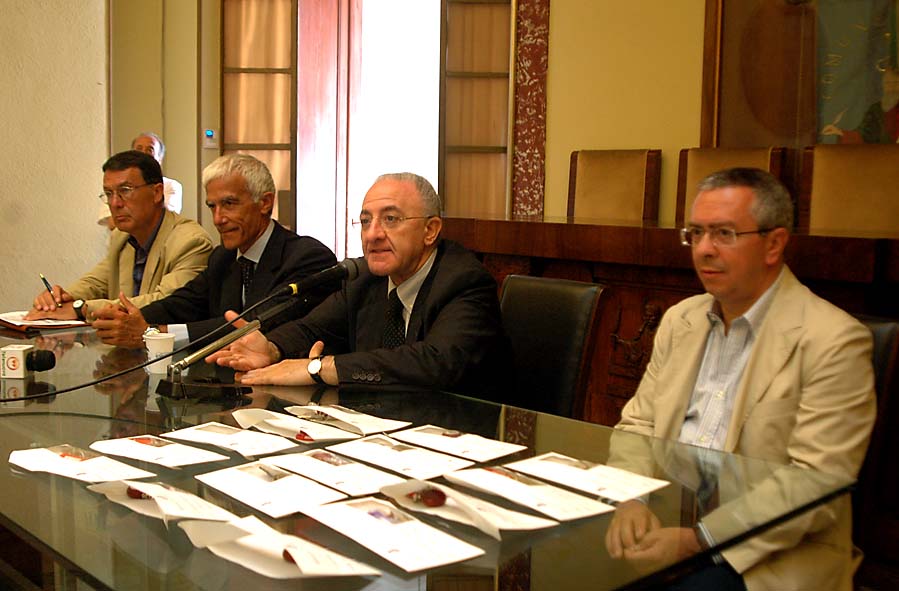   Il Sindaco De Luca consegna le chiavi di 26 alloggi agli assegnatari. Palazzo di Citta', 22 luglio 2009

