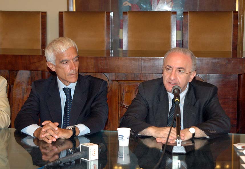   Il Sindaco De Luca consegna le chiavi di 26 alloggi agli assegnatari. Palazzo di Citta', 22 luglio 2009
