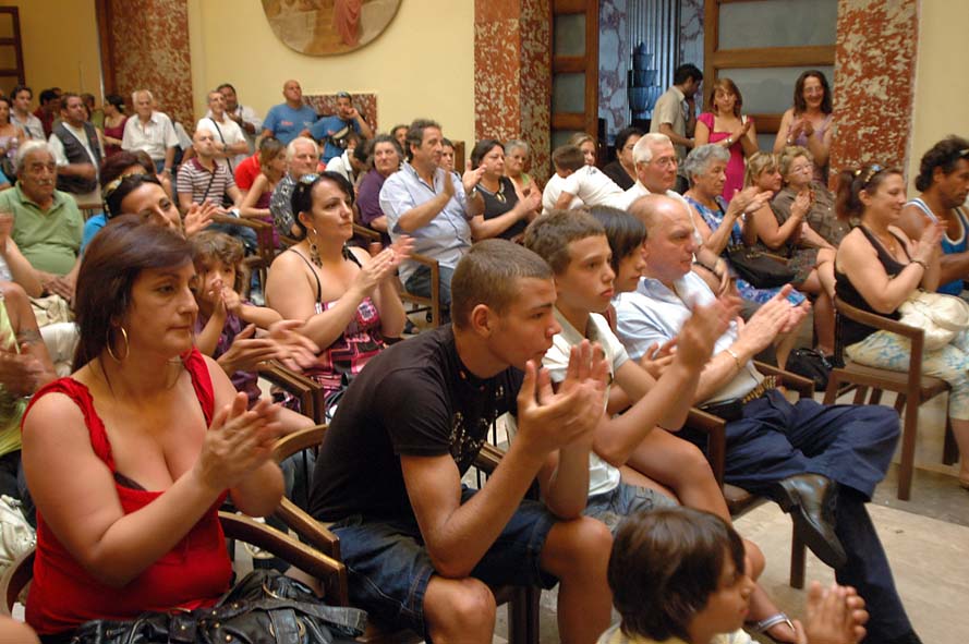   Il Sindaco De Luca consegna le chiavi di 26 alloggi agli assegnatari. Palazzo di Citta', 22 luglio 2009
