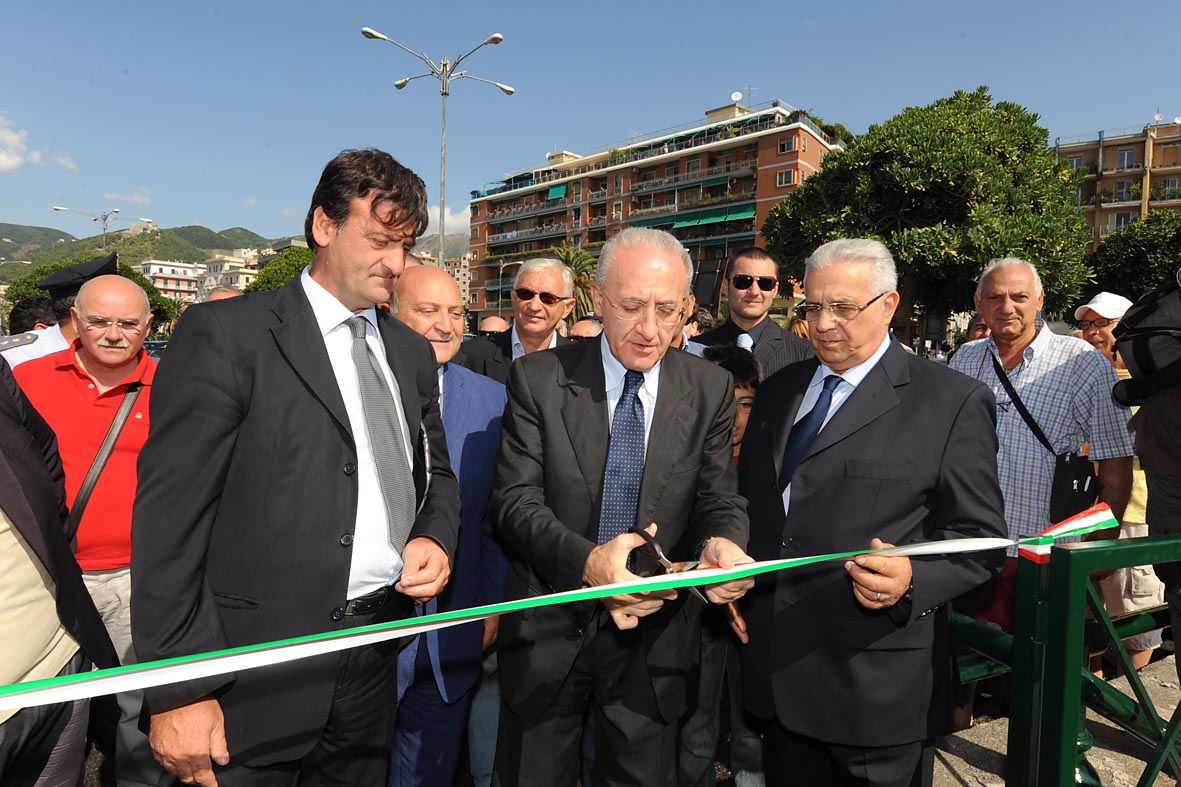   Il Sindaco De Luca inaugura il solarium e la passeggiata a mare al Sottopiazza della Concordia. Area ex nave Concord, 8 settembre 2009
