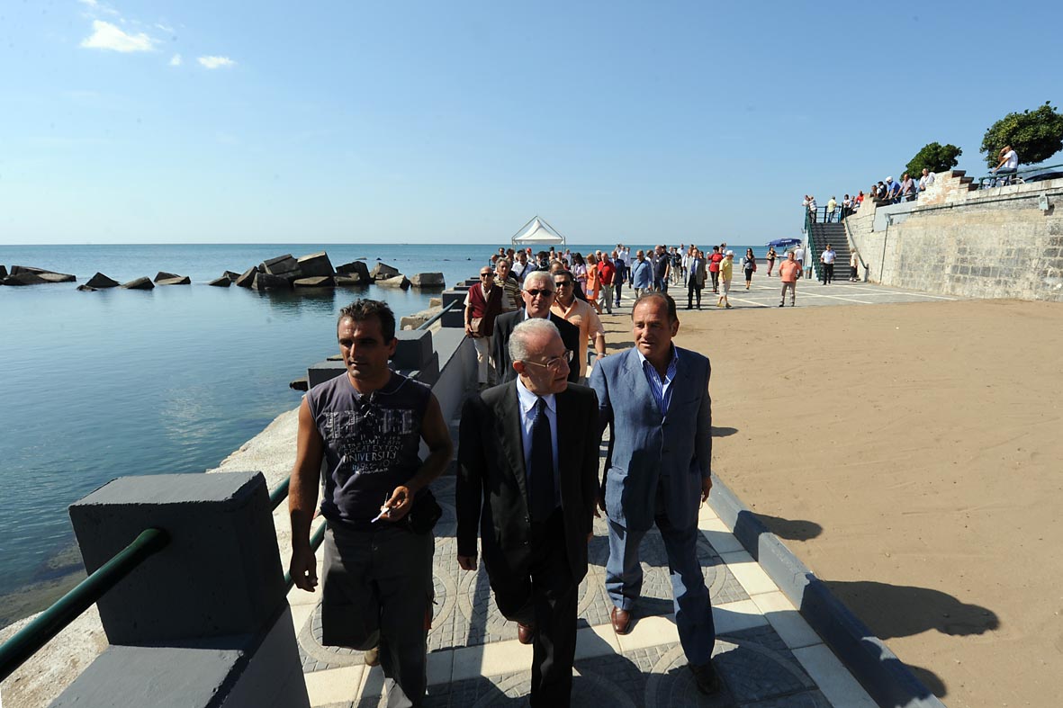   Il Sindaco De Luca inaugura il solarium e la passeggiata a mare al Sottopiazza della Concordia. Area ex nave Concord, 8 settembre 2009
