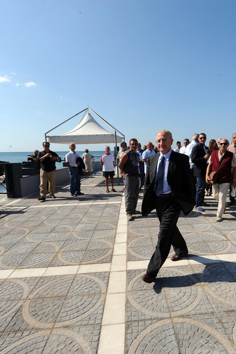   Il Sindaco De Luca inaugura il solarium e la passeggiata a mare al Sottopiazza della Concordia. Area ex nave Concord, 8 settembre 2009

