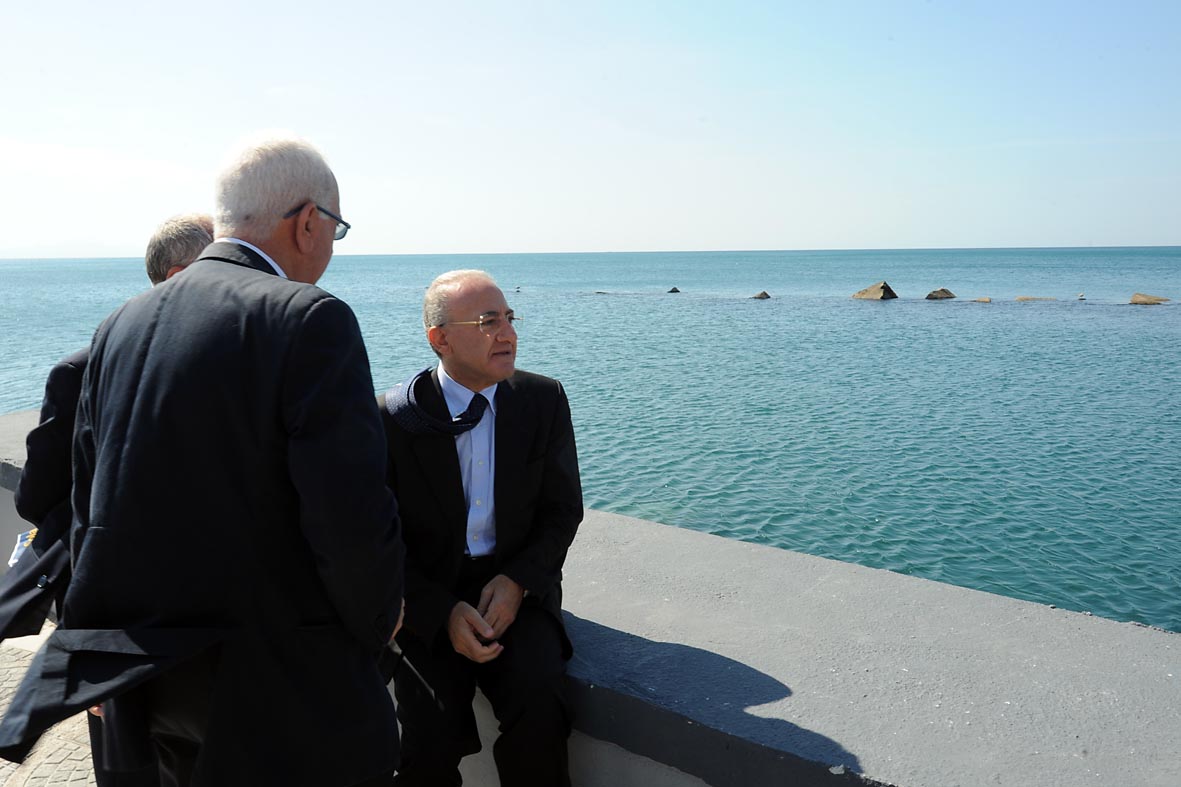   Il Sindaco De Luca inaugura il solarium e la passeggiata a mare al Sottopiazza della Concordia. Area ex nave Concord, 8 settembre 2009

