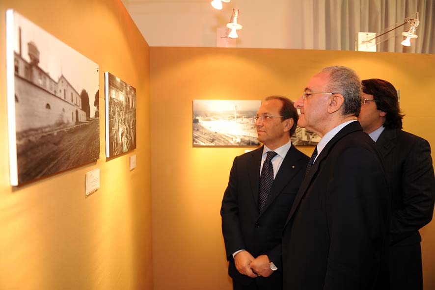   I 90 anni di Confindustria Salerno: Il Sindaco De Luca inaugura la mostra Le Imprese: Storie e Immagini". 3 dicembre 2009
