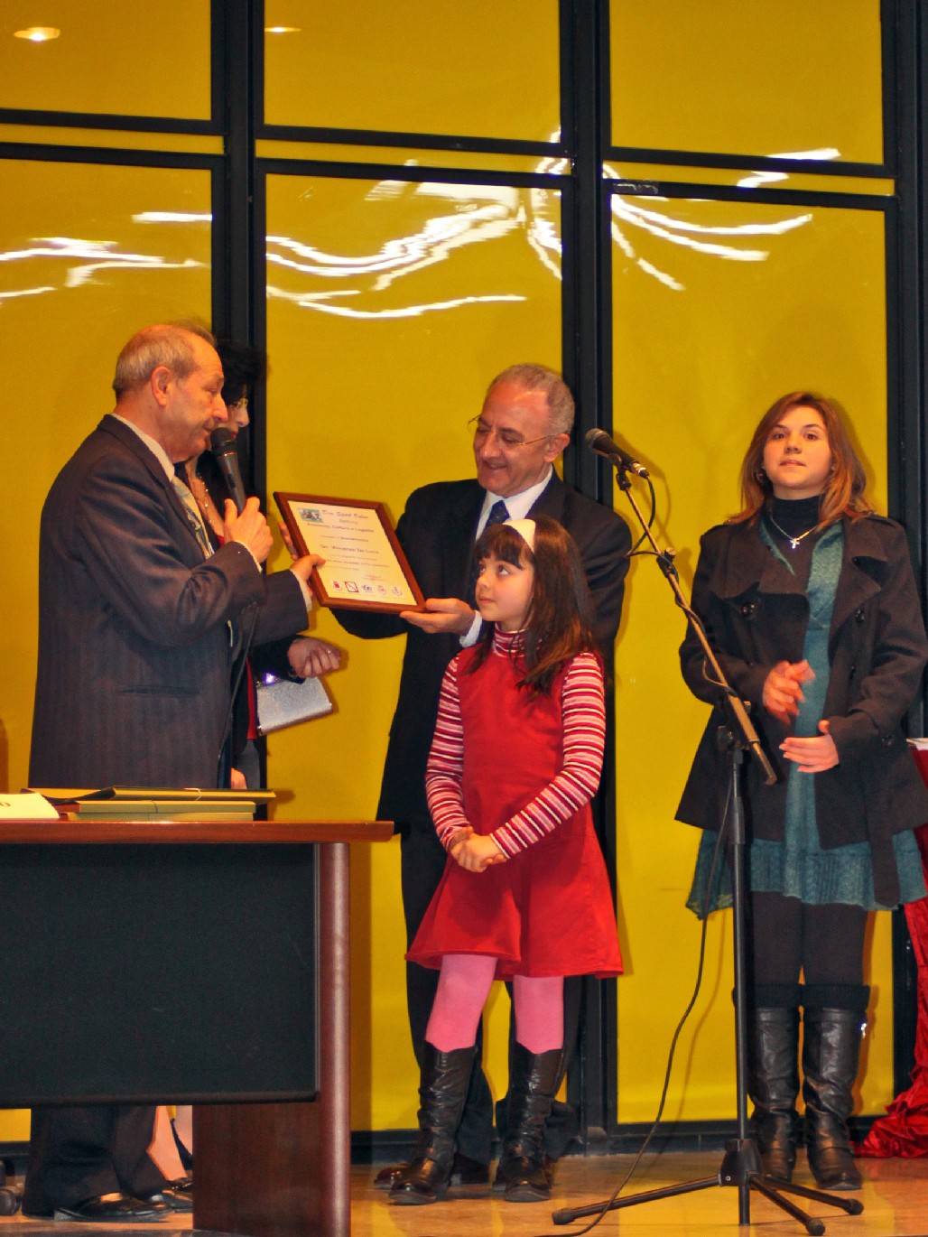   Al Sindaco De Luca il premio della Associazione DEA Sport Onlus di Bellona. 23 dicembre 2009
