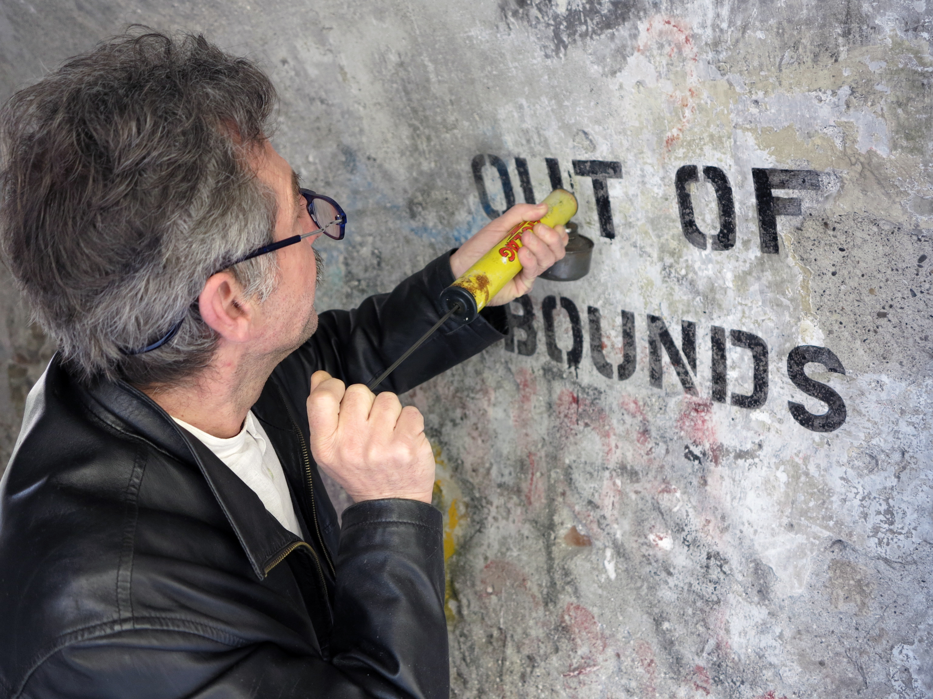   Restaurata la scritta murale Out of Bounds nel centro storico cittadino
