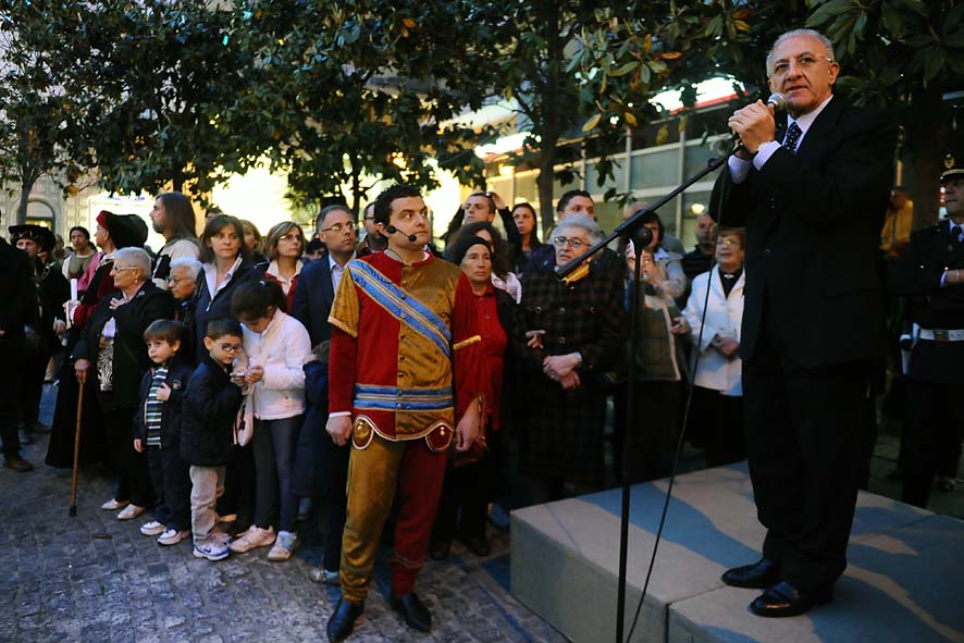   Al via ledizione 2011 de Il Crocifisso ritrovato nel segno del Medioevo con il Sindaco De Luca. Salerno, 29 aprile 2011
