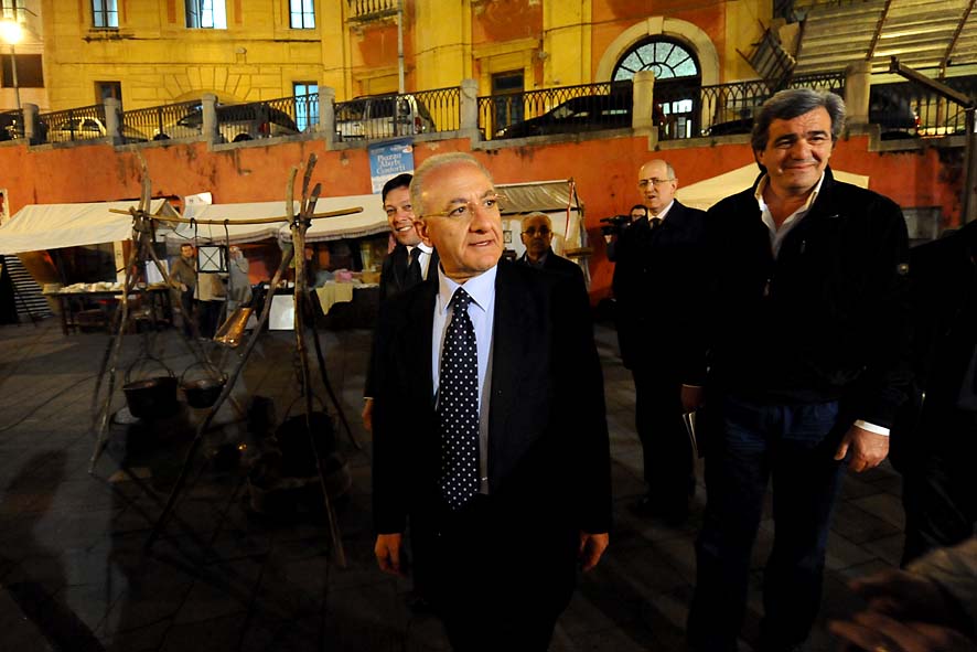   Al via ledizione 2011 de Il Crocifisso ritrovato nel segno del Medioevo con il Sindaco De Luca. Salerno, 29 aprile 2011

