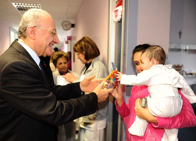   Il Sindaco De Luca in visita ai reparti di pediatria dellospedale San Giovanni di Dio e Ruggi dAragona. Salerno, 6 gennaio 2011
