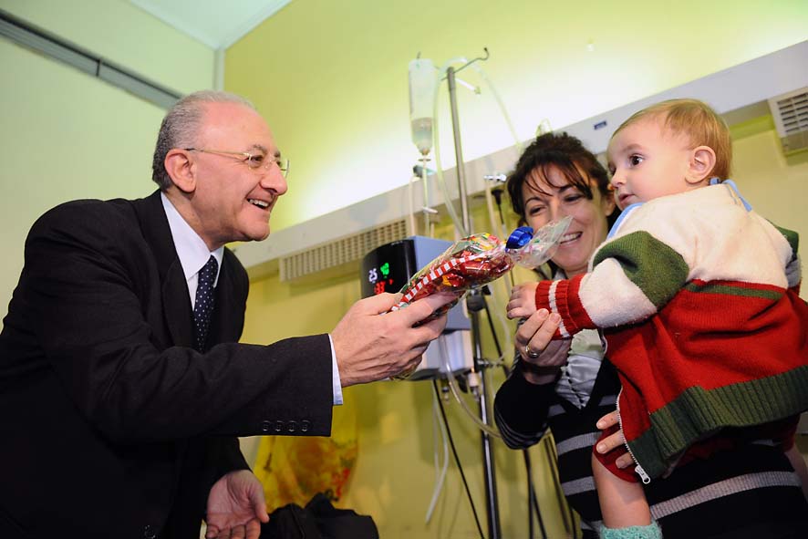   Il Sindaco De Luca in visita ai reparti di pediatria dellospedale San Giovanni di Dio e Ruggi dAragona. Salerno, 6 gennaio 2011
