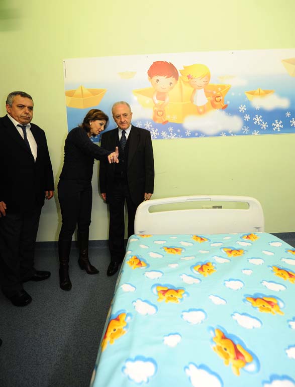   Il Sindaco De Luca in visita ai reparti di pediatria dellospedale San Giovanni di Dio e Ruggi dAragona. Salerno, 6 gennaio 2011
