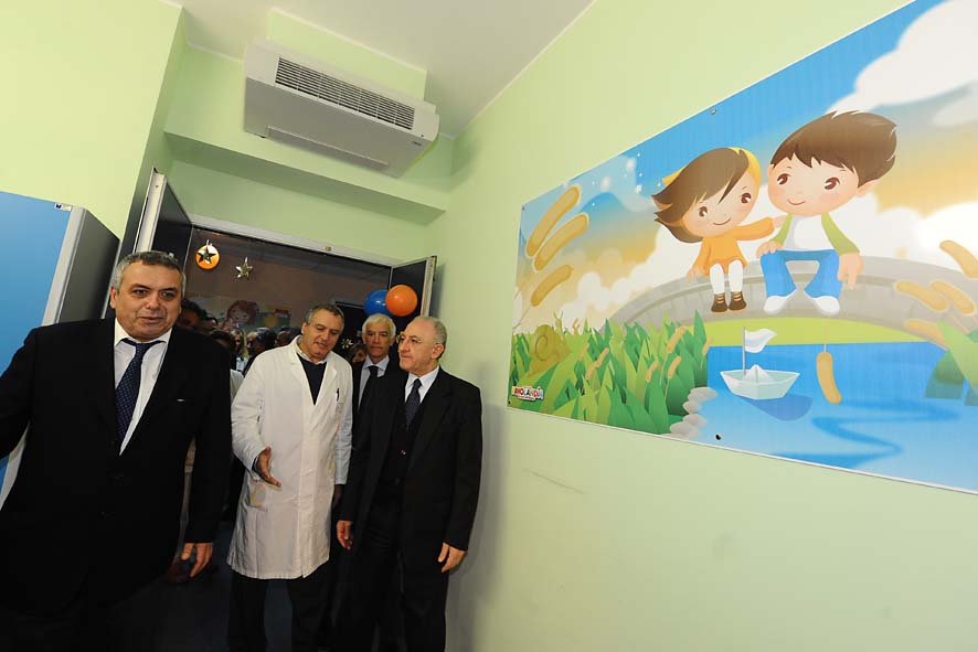   Il Sindaco De Luca in visita ai reparti di pediatria dellospedale San Giovanni di Dio e Ruggi dAragona. Salerno, 6 gennaio 2011
