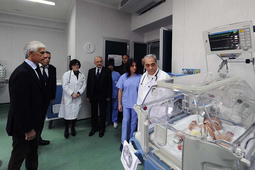   Il Sindaco De Luca in visita ai reparti di pediatria dellospedale San Giovanni di Dio e Ruggi dAragona. Salerno, 6 gennaio 2011
