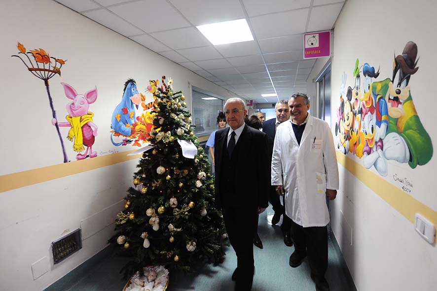   Il Sindaco De Luca in visita ai reparti di pediatria dellospedale San Giovanni di Dio e Ruggi dAragona. Salerno, 6 gennaio 2011
