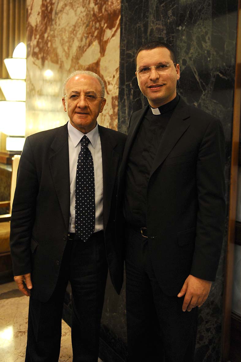   Il Cancro sociale: la camorra. Presentazione del libro di Don Luigi Merola. Comune di Salerno, 12 aprile 2011
