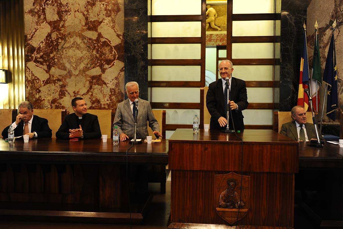   Il Cancro sociale: la camorra. Presentazione del libro di Don Luigi Merola. Comune di Salerno, 12 aprile 2011
