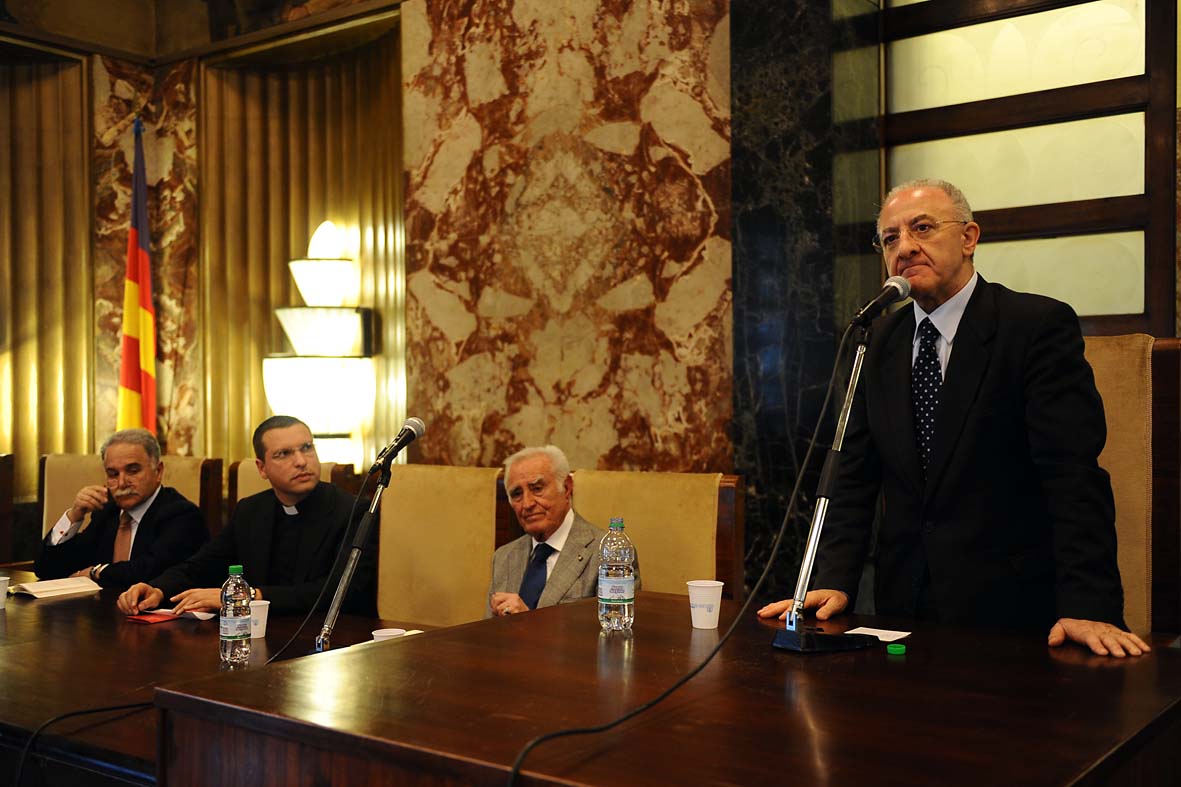   Il Cancro sociale: la camorra. Presentazione del libro di Don Luigi Merola. Comune di Salerno, 12 aprile 2011
