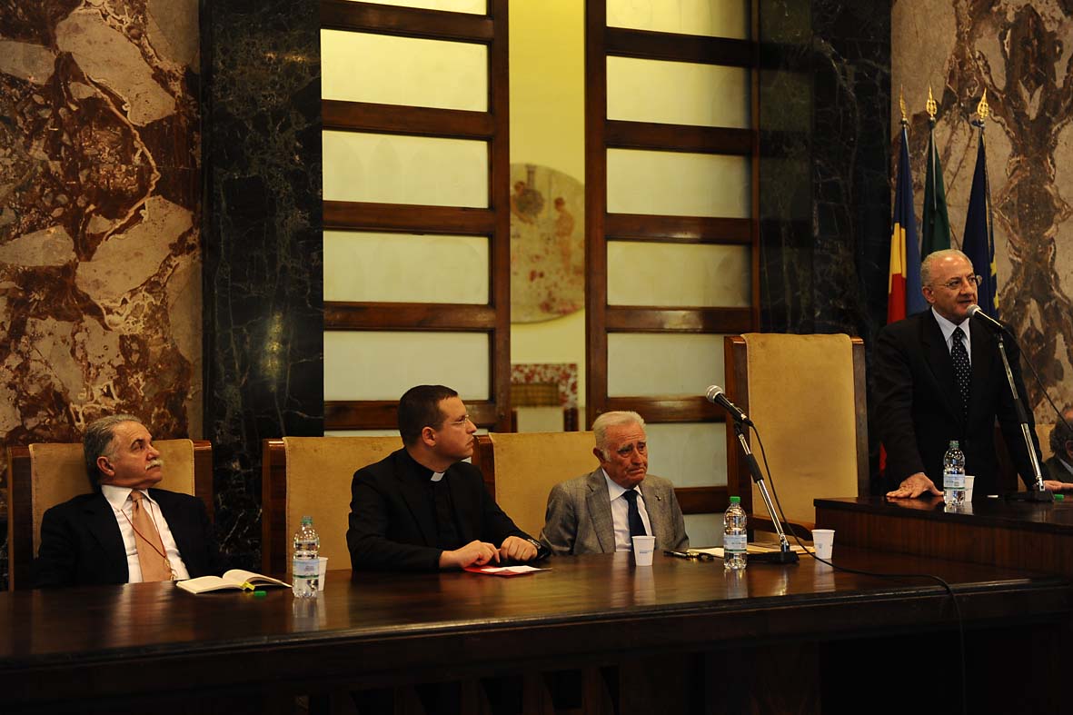   Il Cancro sociale: la camorra. Presentazione del libro di Don Luigi Merola. Comune di Salerno, 12 aprile 2011
